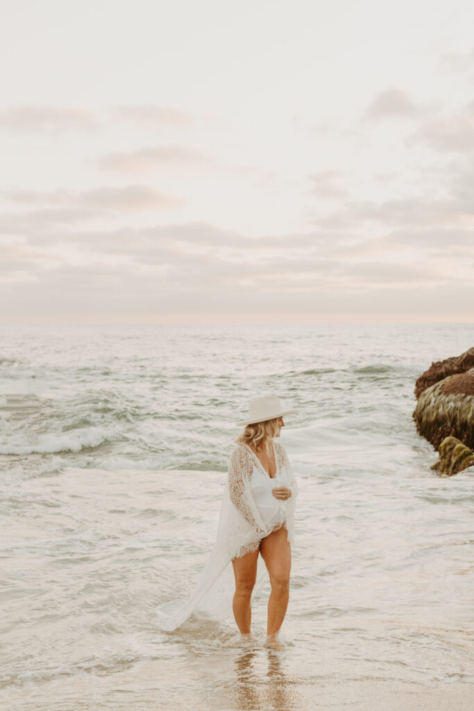 beach maternity photo outfit